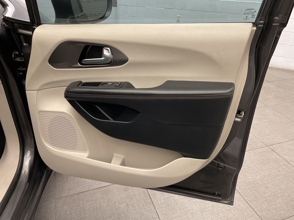2020 Chrysler Pacifica Touring L photo 22