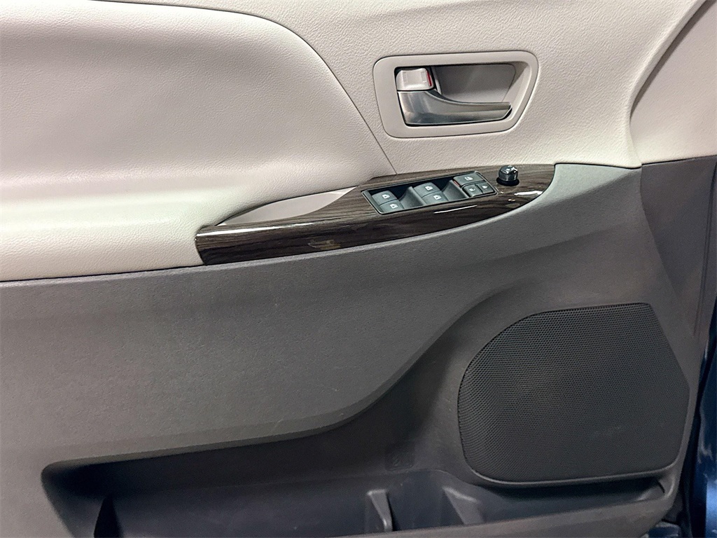 2020 Toyota Sienna XLE photo 20