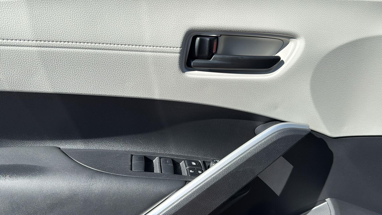 2024 Toyota Corolla Cross LE photo 11
