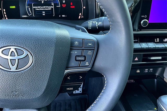 2025 Toyota Camry SE photo 18