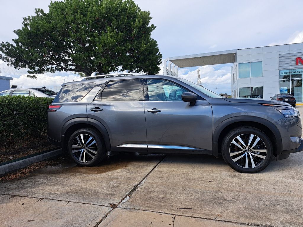 2024 Nissan Pathfinder Platinum photo 4
