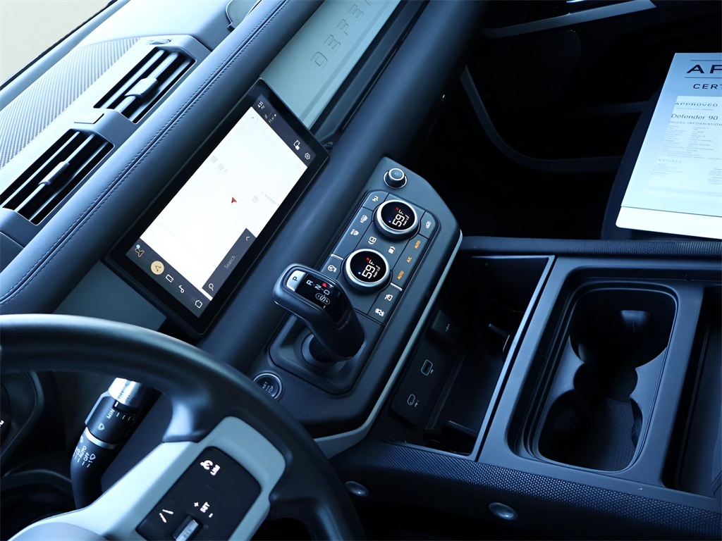 2022 Land Rover Defender 90 X-Dynamic S photo 17