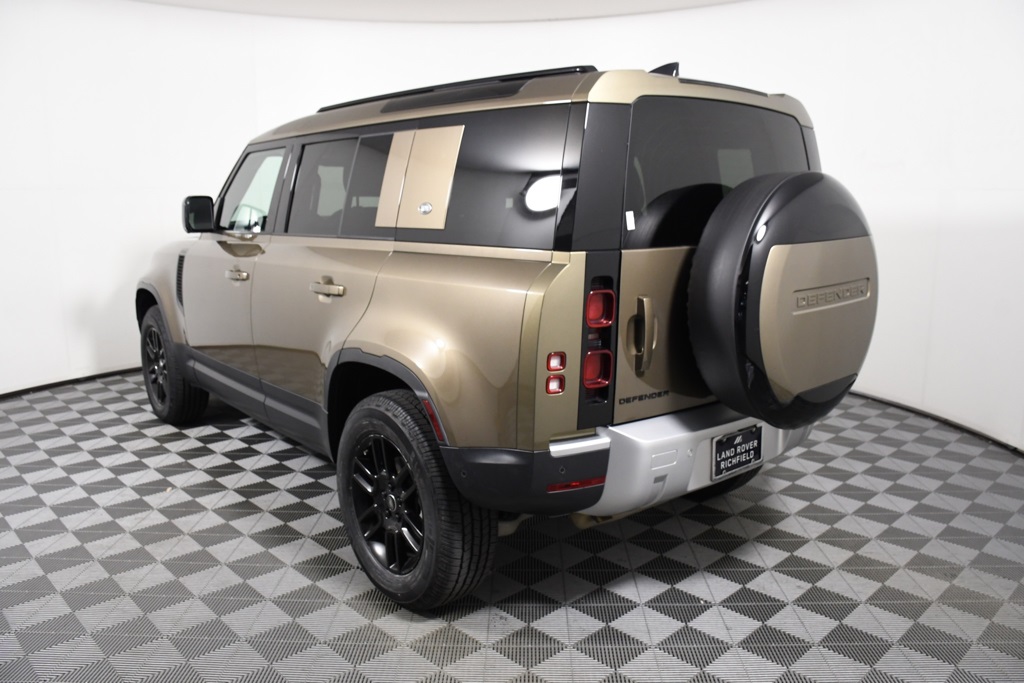 2023 Land Rover Defender 110 S photo 4