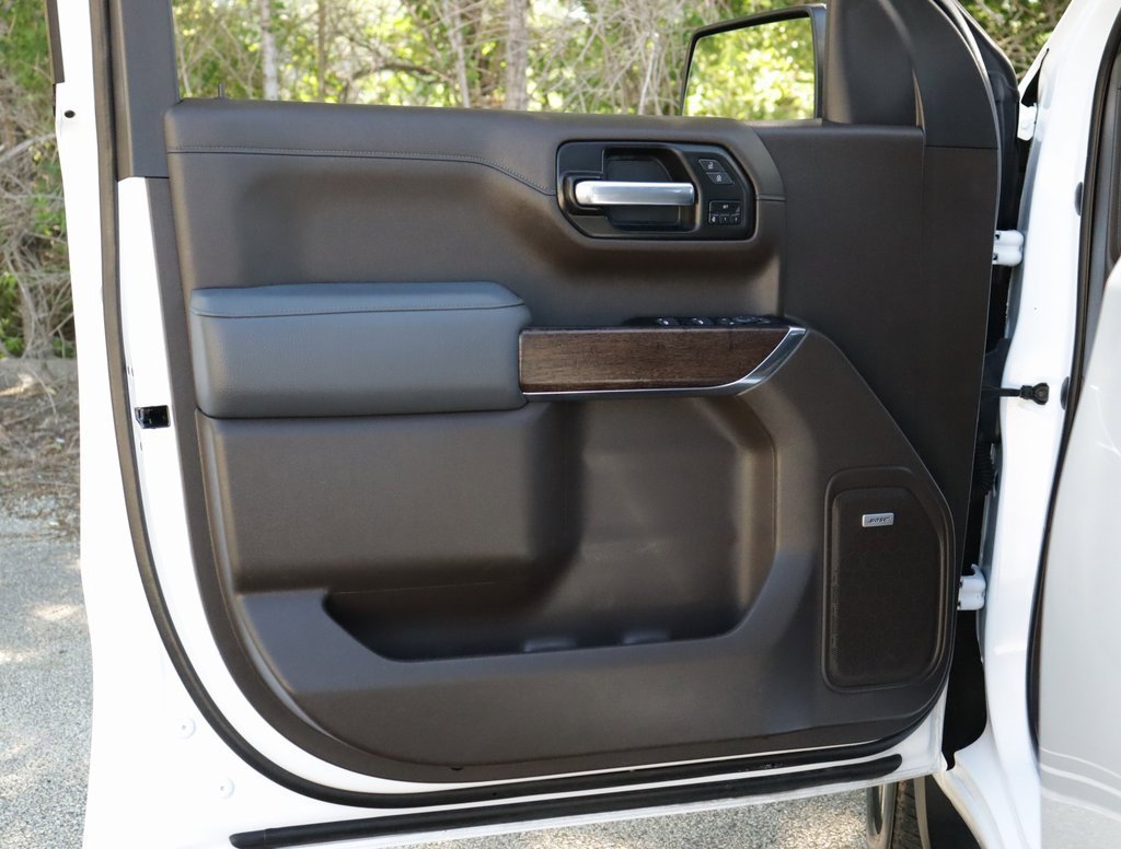 Used 2022 White Frost Tricoat GMC Denali image 25