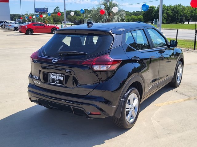 2025 Nissan Kicks Play S photo 2
