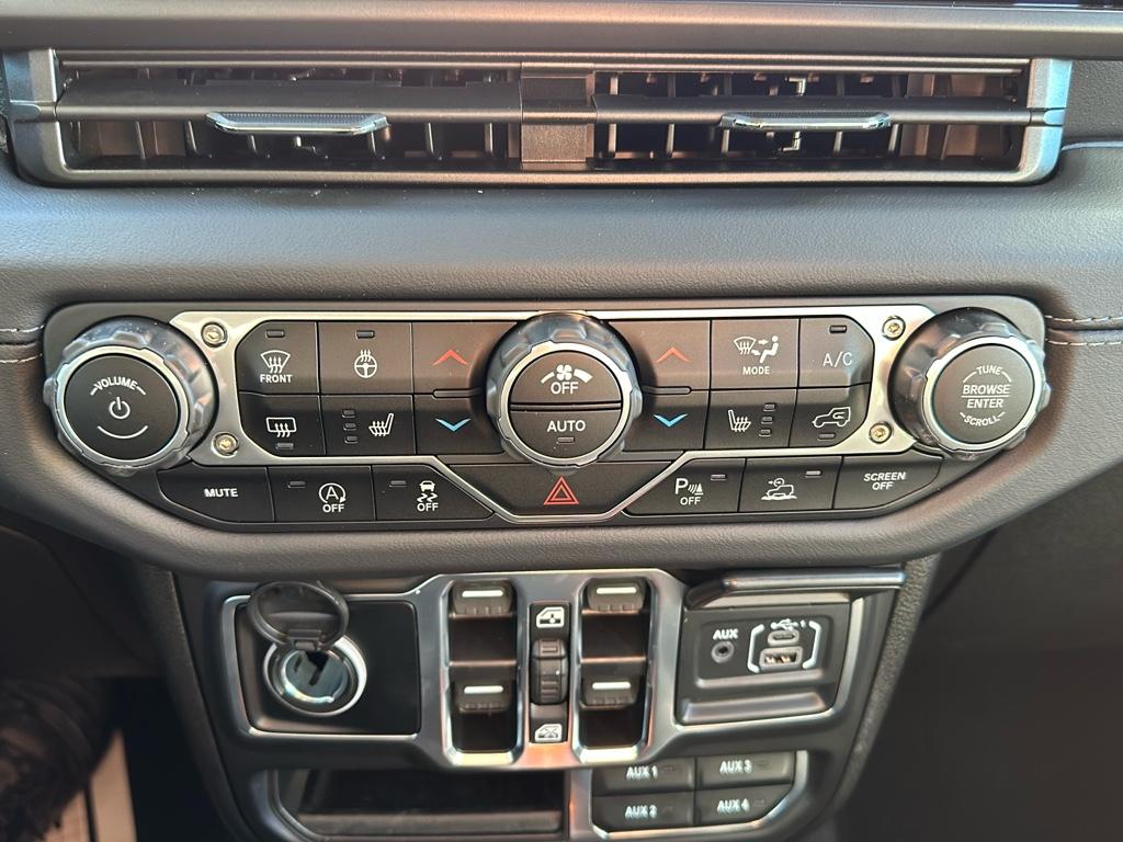 2025 Jeep Wrangler Sahara photo 27