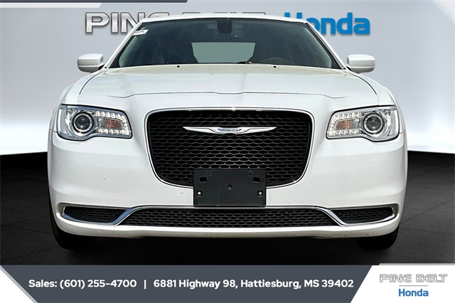 2022 Chrysler 300 Touring photo 3