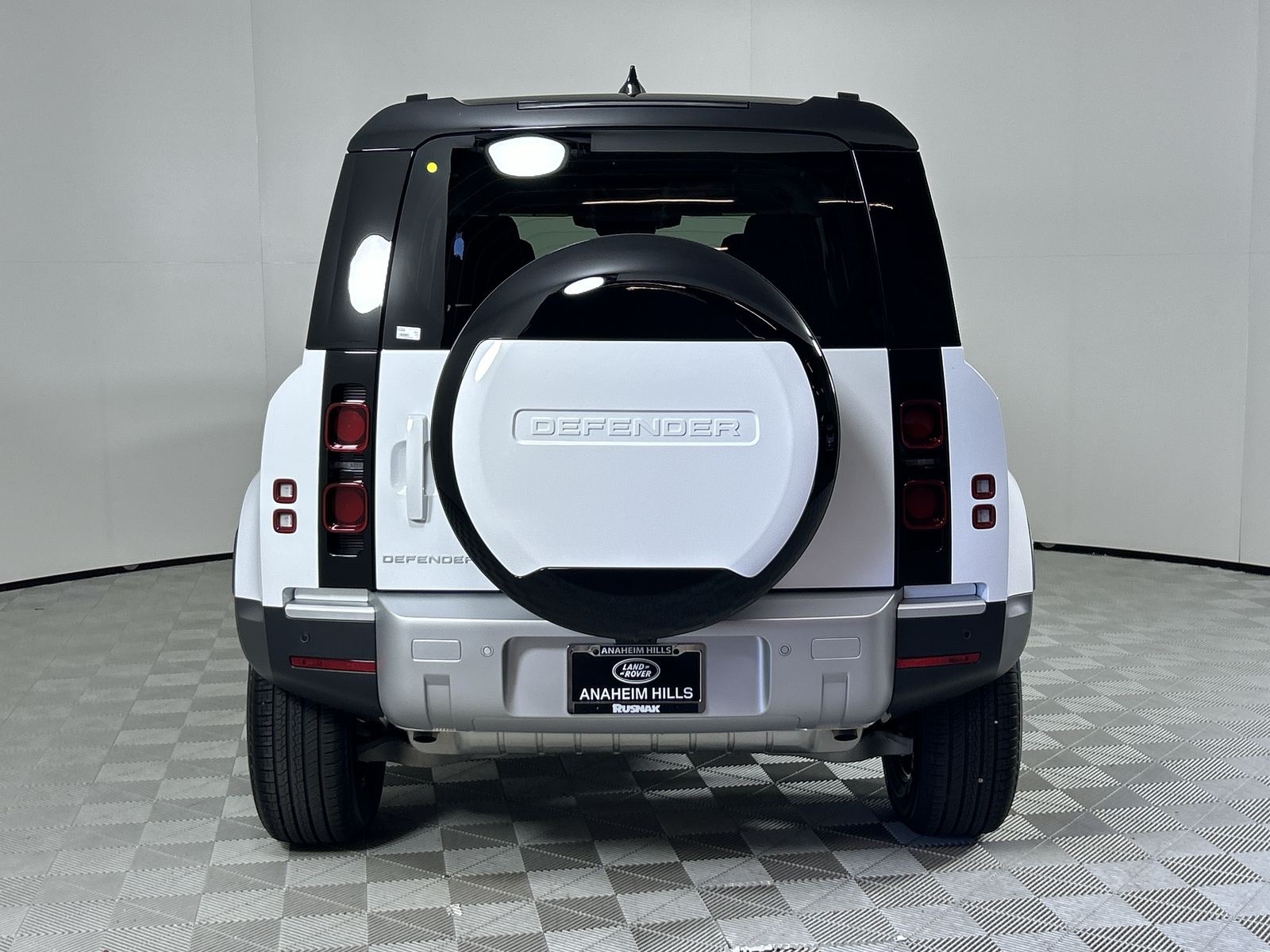 2025 Land Rover Defender 110 S photo 4