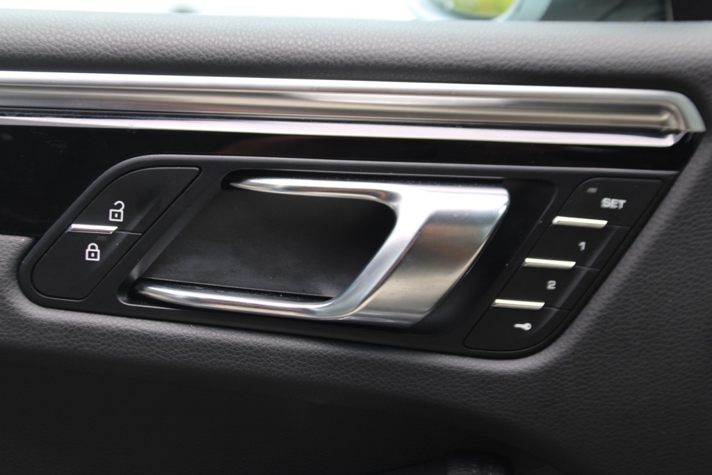 2024 Porsche Macan Base photo 16