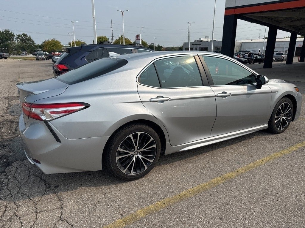 2020 Toyota Camry SE photo 2