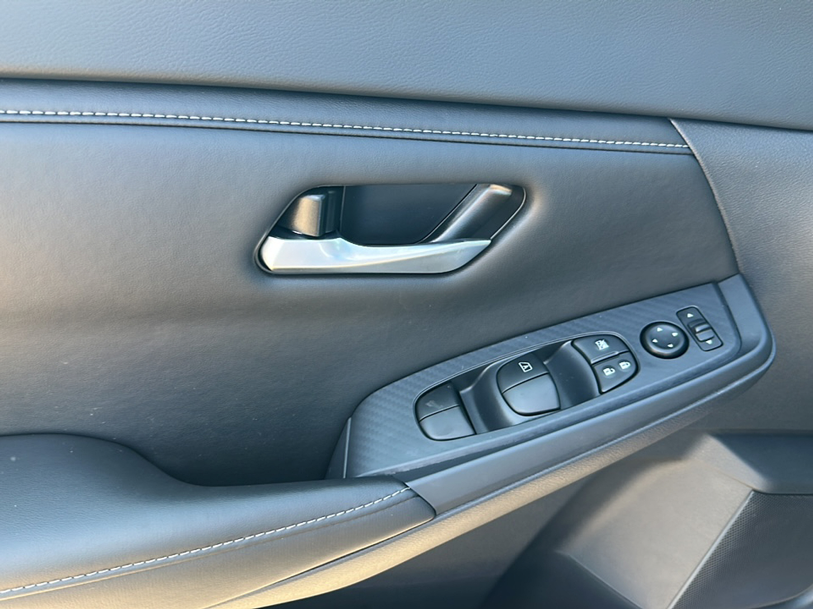 2025 Nissan Sentra SV photo 2