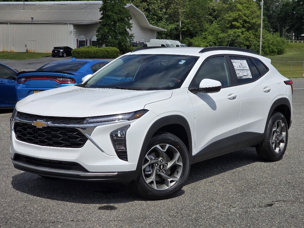 2025 Chevrolet Trax LT photo 2