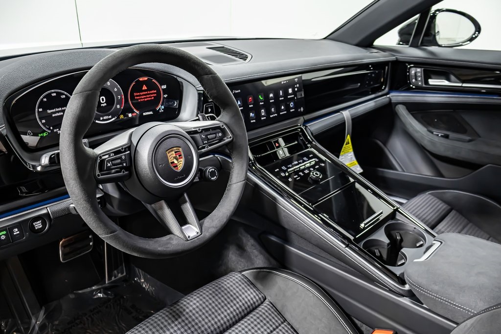 2025 Porsche Panamera photo 4