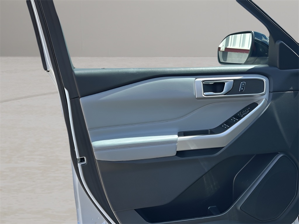 2023 Ford Explorer XLT photo 14