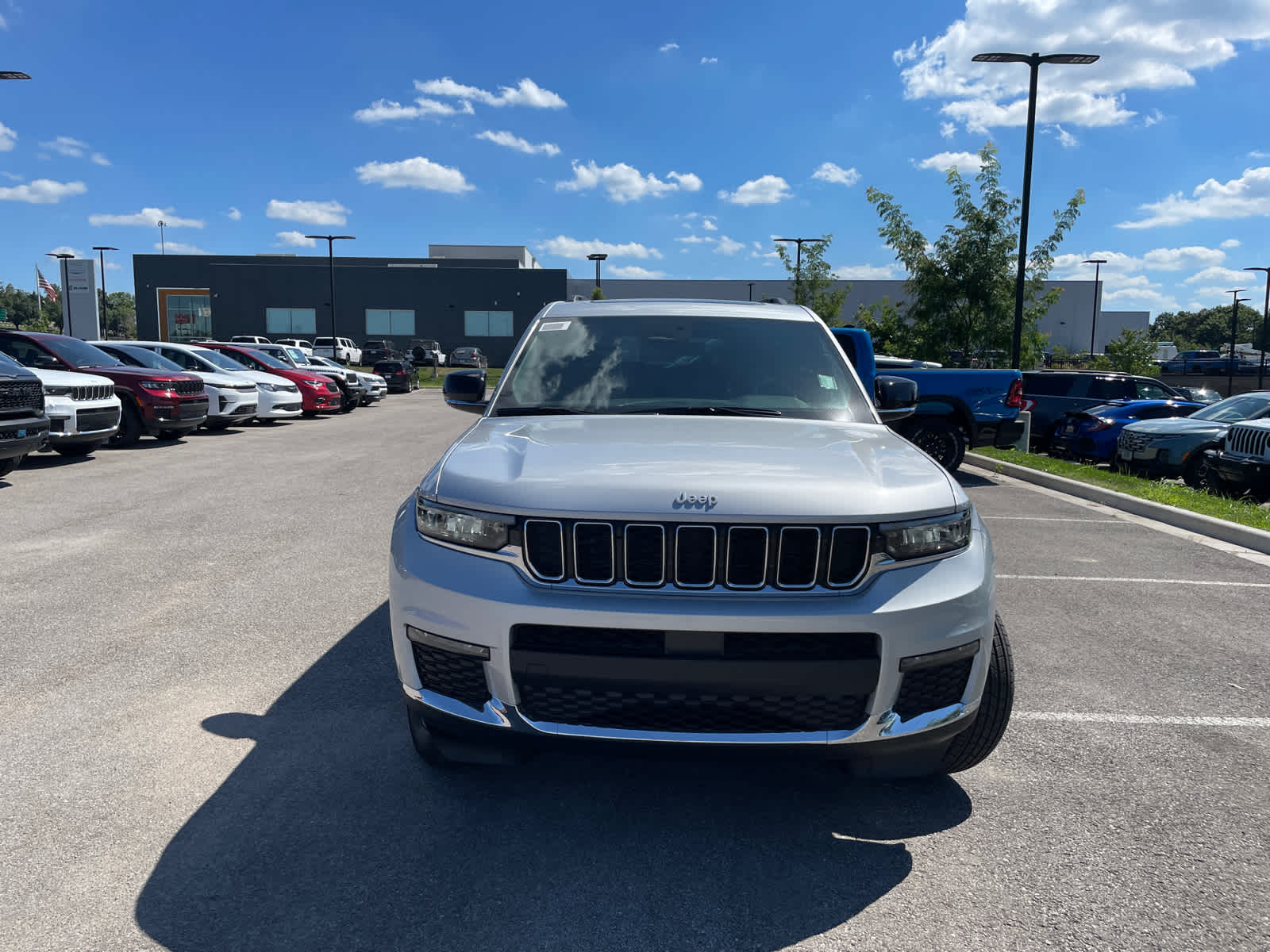 2025 Jeep Grand Cherokee Limited photo 2