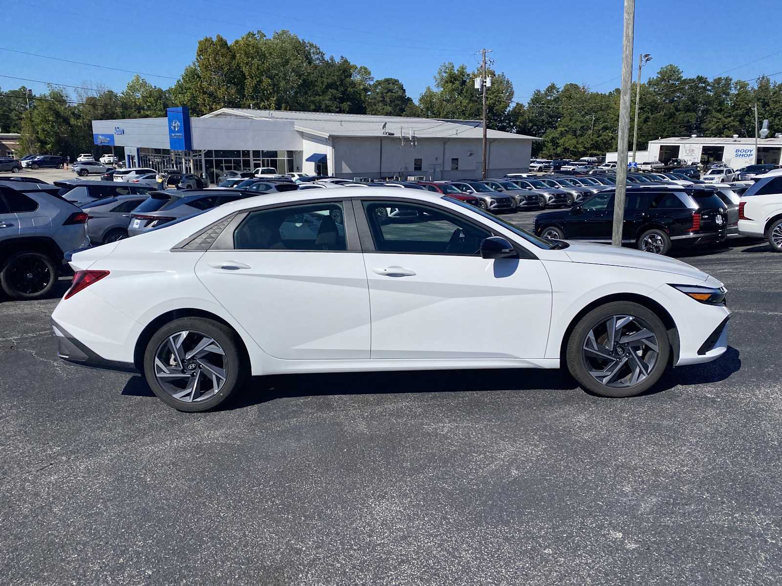 2025 Hyundai Elantra SEL Sport photo 4
