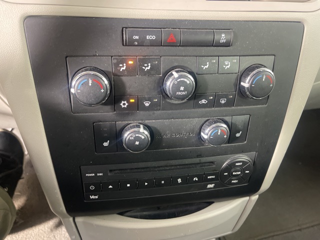 2011 Volkswagen Routan SE photo 32