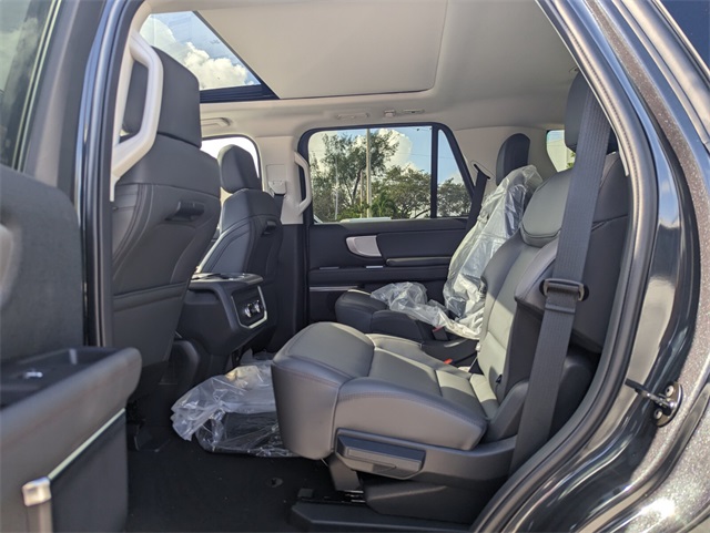 2025 Ford Expedition photo 8