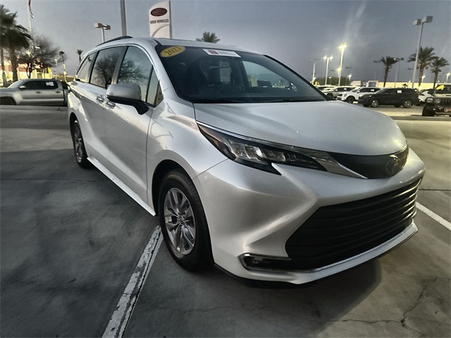 2023 Toyota Sienna XLE photo 3