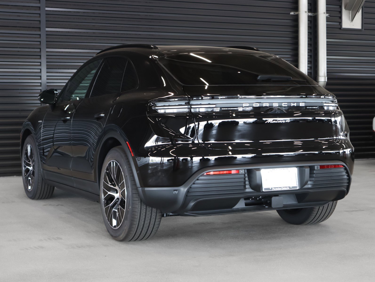 2025 Porsche Macan Electric 4 photo 3