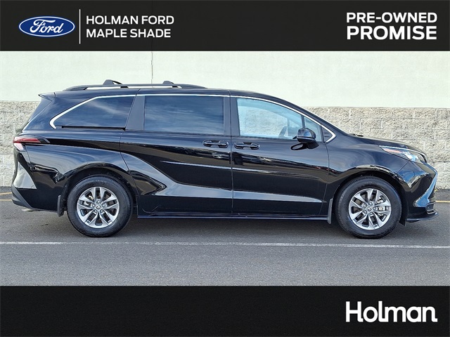 2025 Toyota Sienna LE's photo