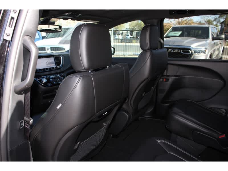 2025 Chrysler Pacifica photo 16