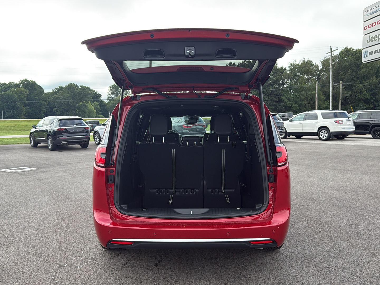 2026 Chrysler Pacifica photo 12