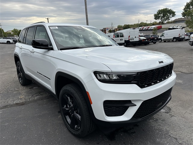 2025 Jeep Grand Cherokee Laredo Altitude photo 3