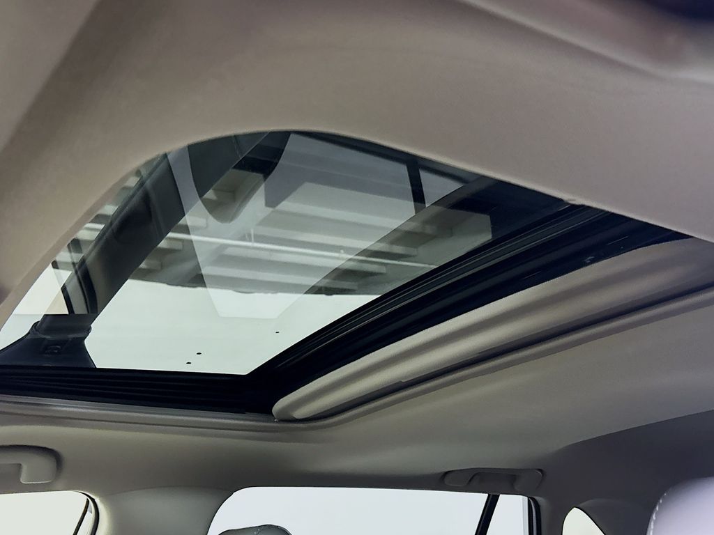 2022 Toyota RAV4 Hybrid XLE Premium photo 16
