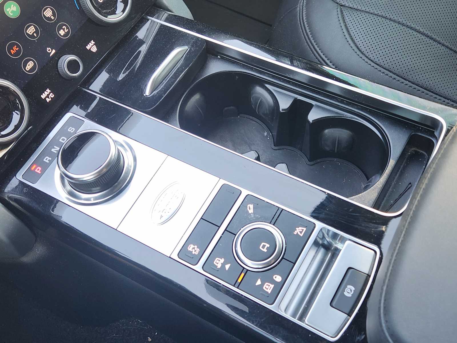 2020 Land Rover Range Rover HSE photo 16