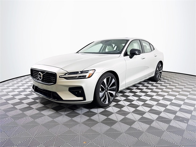 2022 Volvo S60 B5 Momentum photo 2