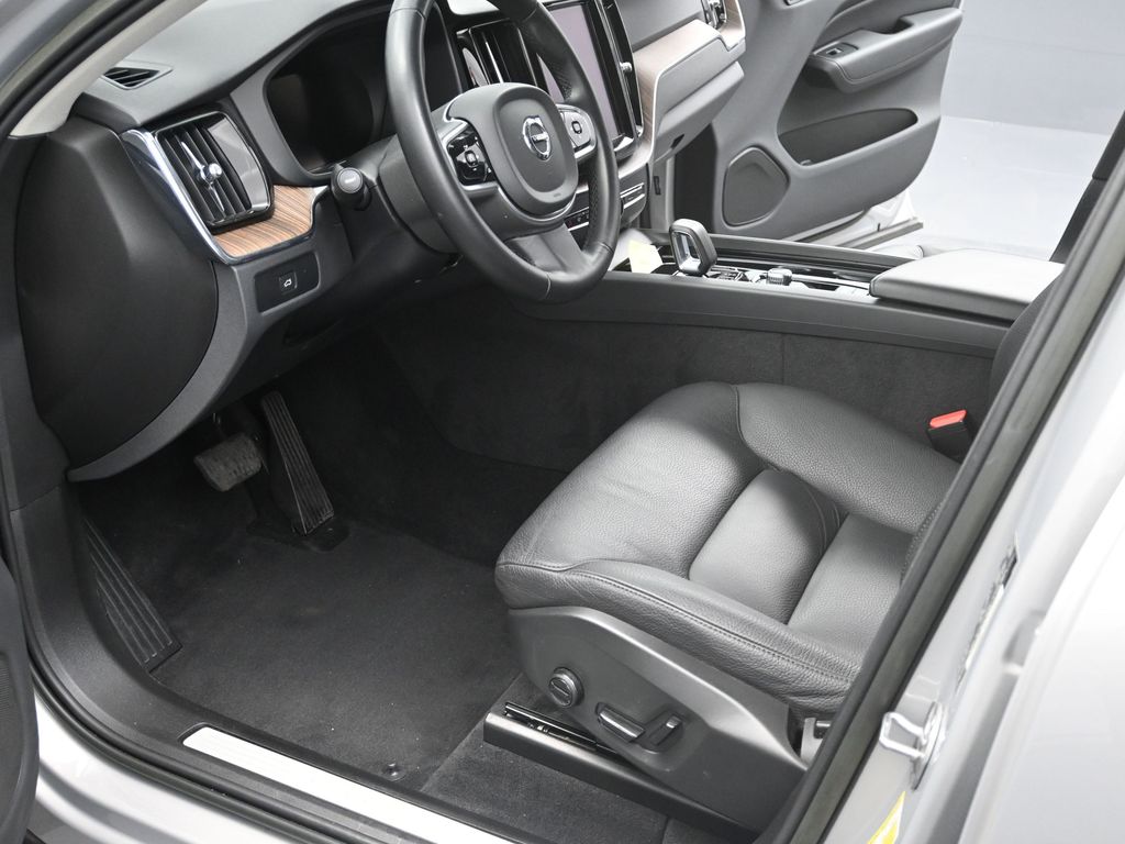 2023 Volvo XC60 B5 Plus photo 11