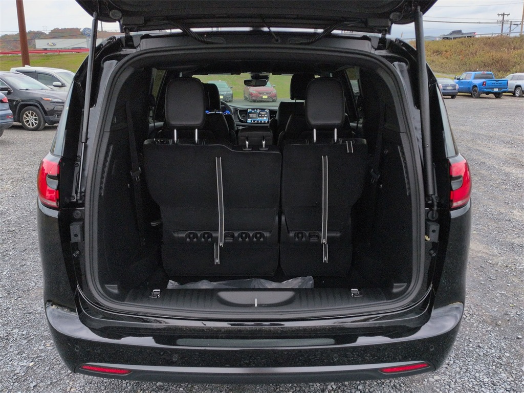 2026 Chrysler Pacifica photo 3