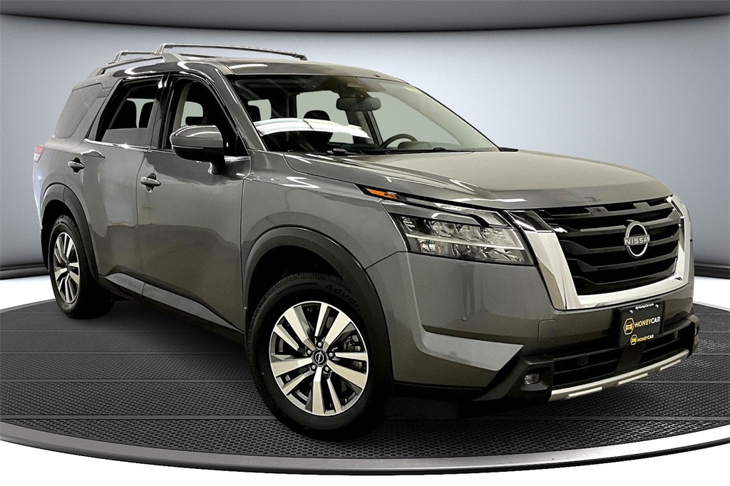 2022 Nissan Pathfinder SL's photo