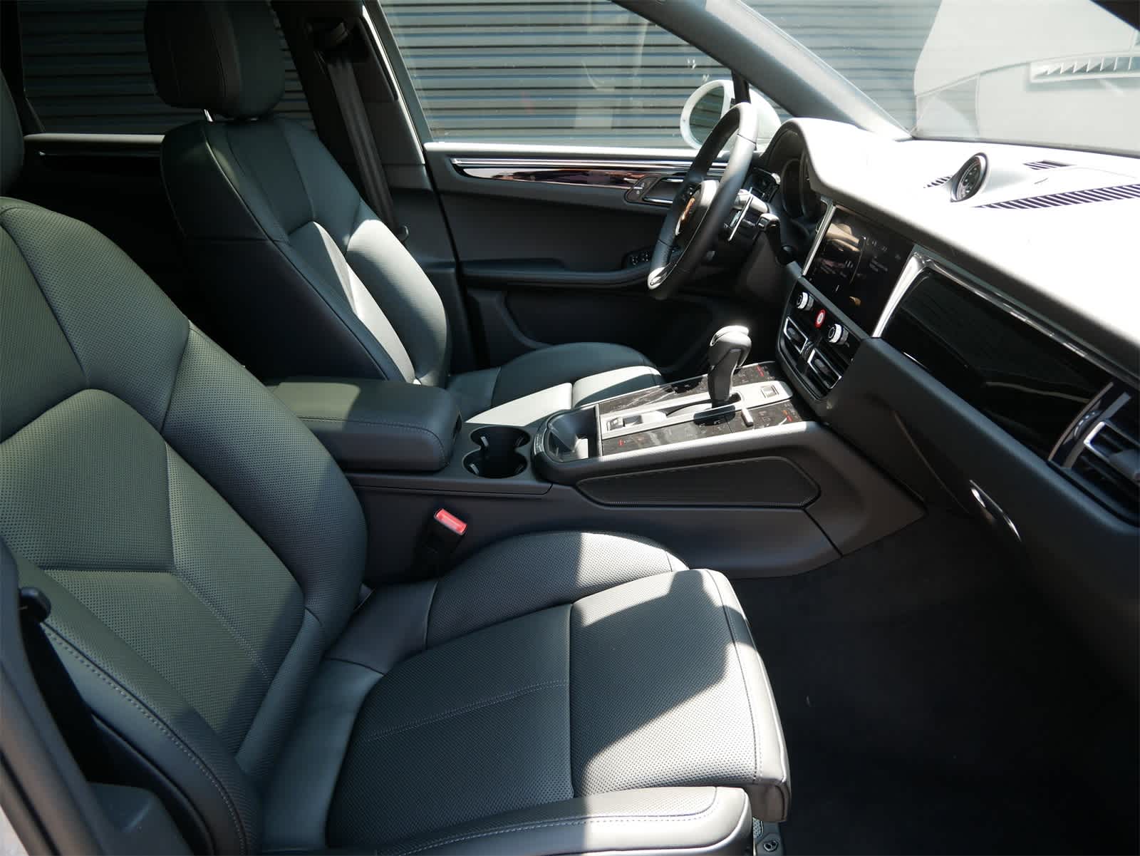 2025 Porsche Macan S photo 24
