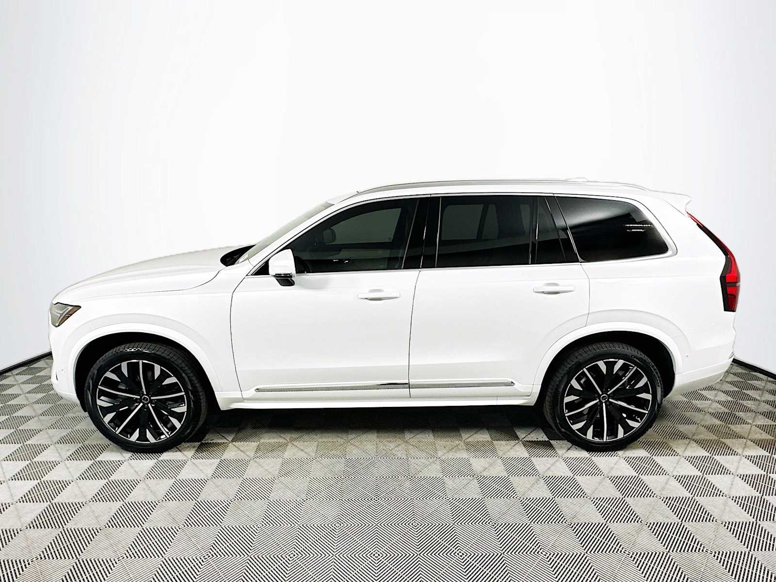 2026 Volvo XC90 B5 AWD Plus photo 3
