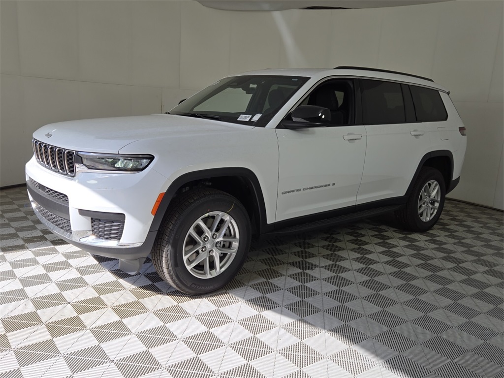2025 Jeep Grand Cherokee Laredo photo 4