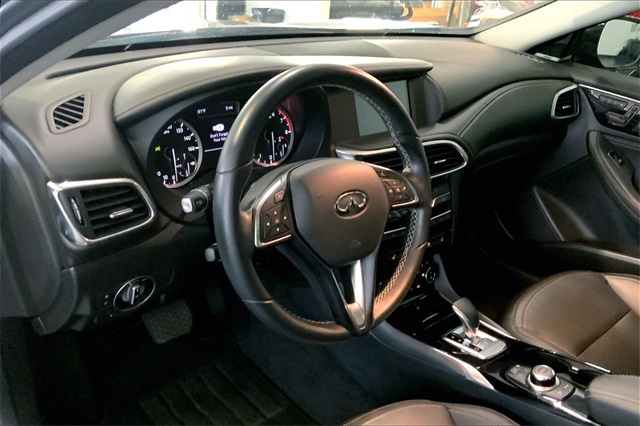 2018 Infiniti QX30 Premium photo 13