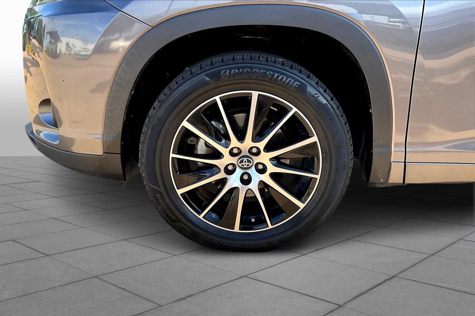 2017 Toyota Highlander SE photo 9