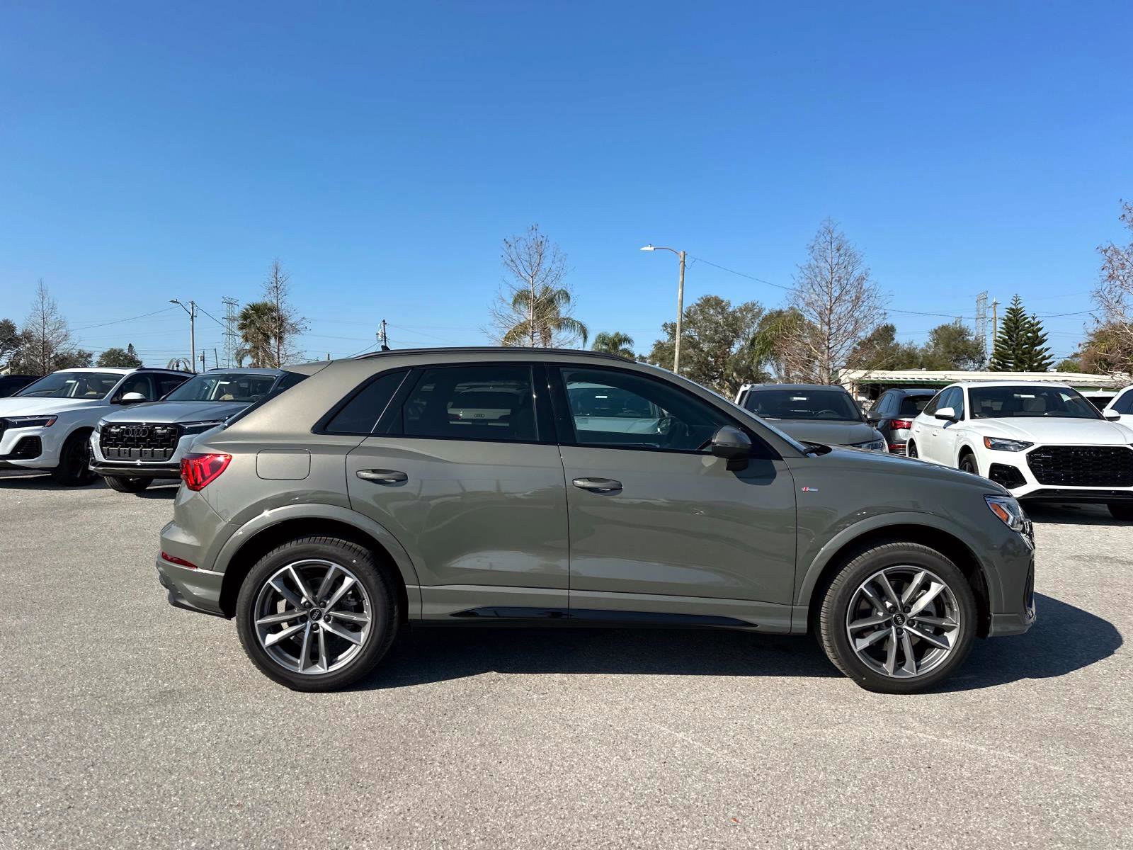 2025 Audi Q3 45 TFSI S line Premium photo 3