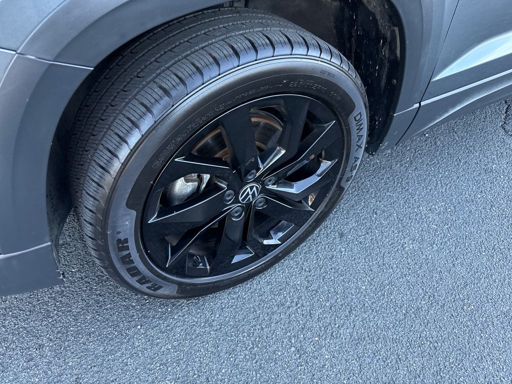 2022 Volkswagen Taos SE photo 2