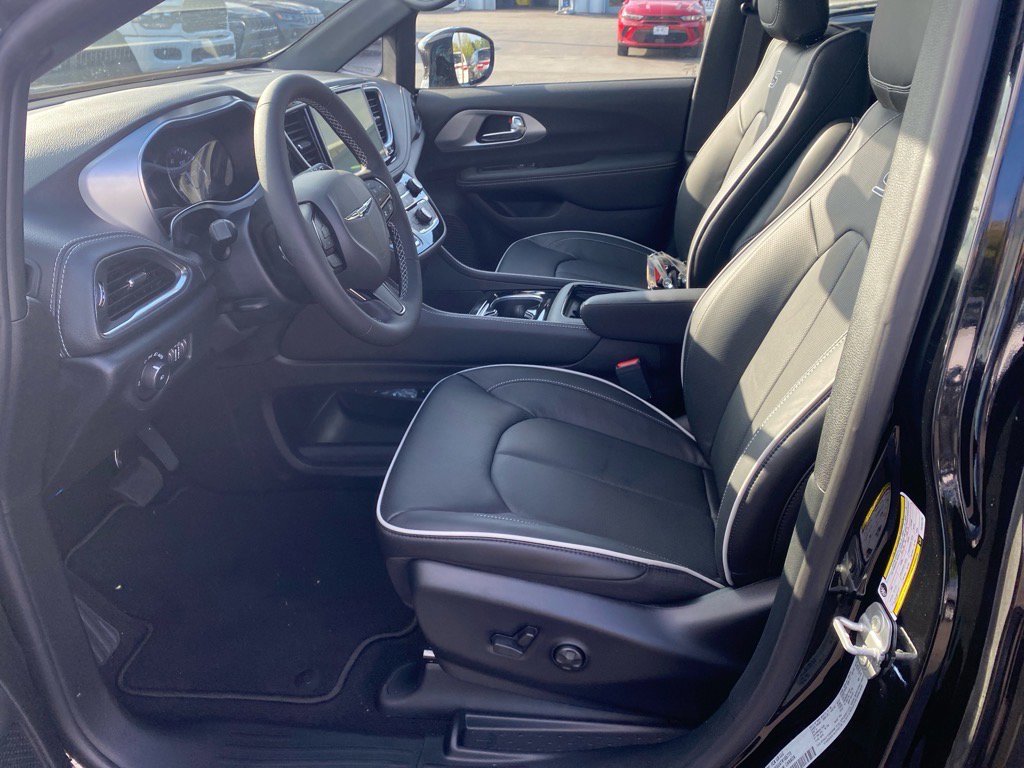 2026 Chrysler Pacifica Limited photo 5
