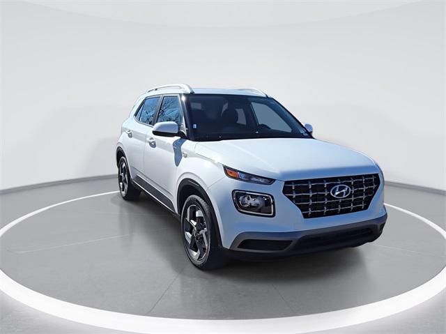 2025 Hyundai Venue SEL photo 2