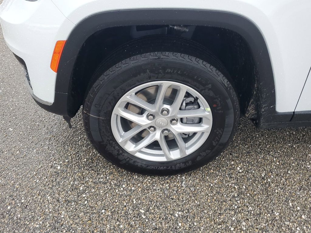 2025 Jeep Grand Cherokee Laredo Altitude photo 17