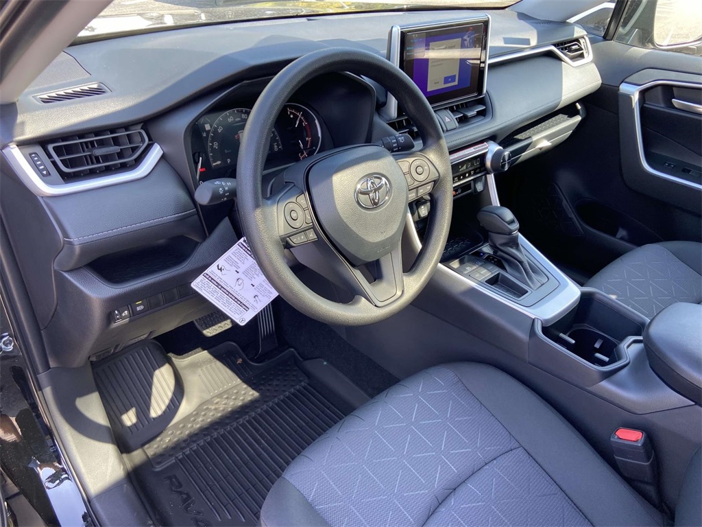 2025 Toyota RAV4 XLE photo 13