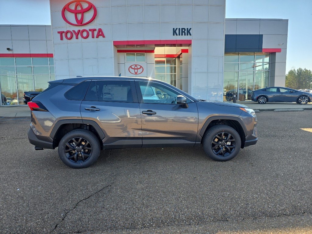 2025 Toyota RAV4 LE's photo