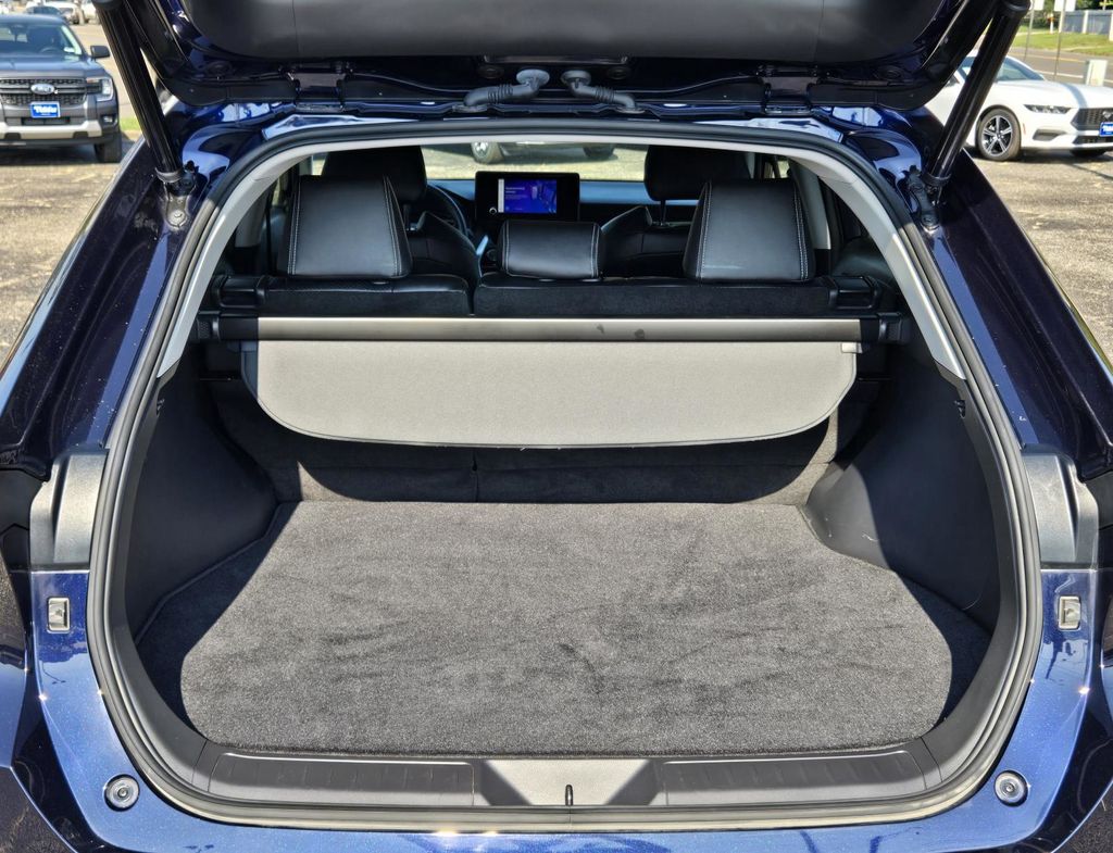 2023 Toyota Venza LE photo 3