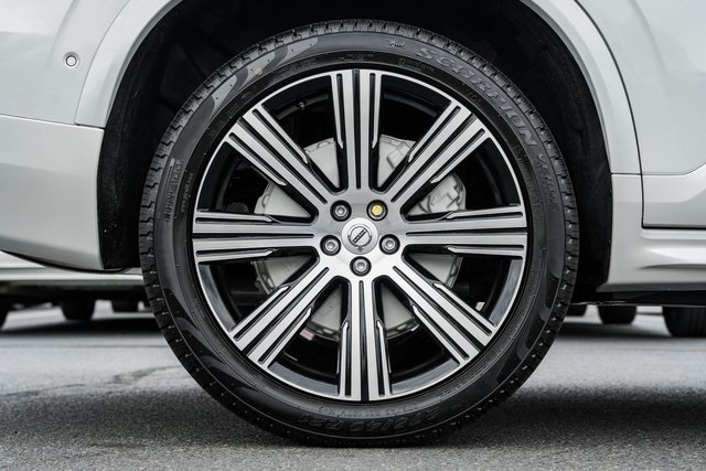 2025 Volvo XC90 T8 photo 13