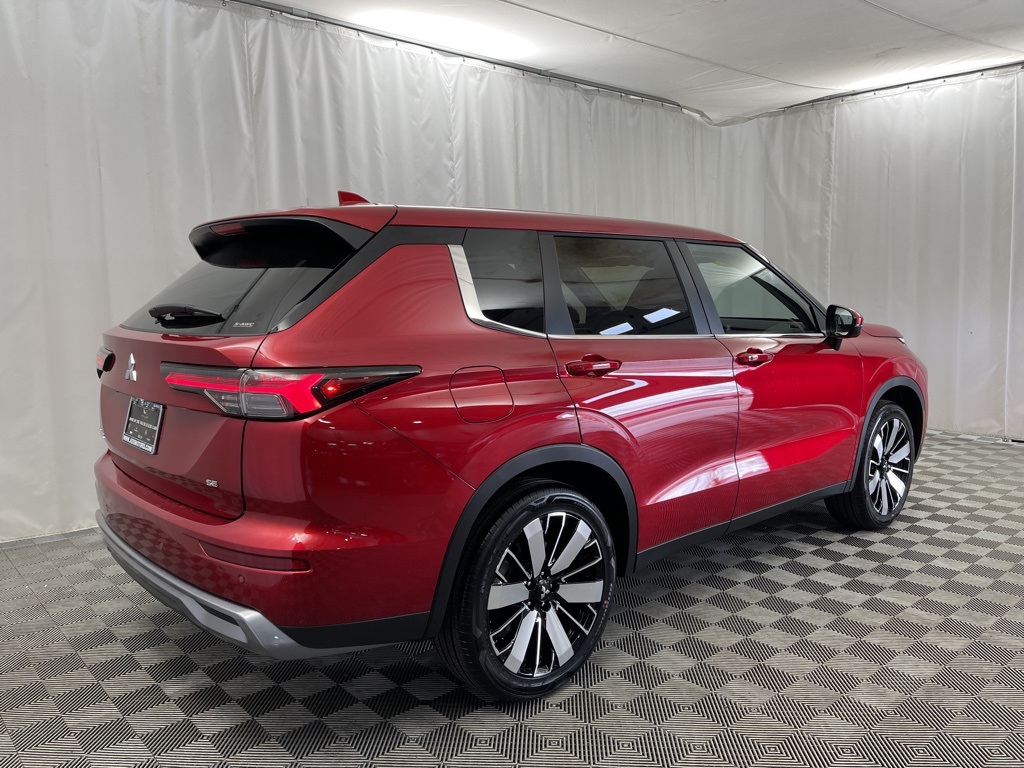 2025 Mitsubishi Outlander SE photo 3