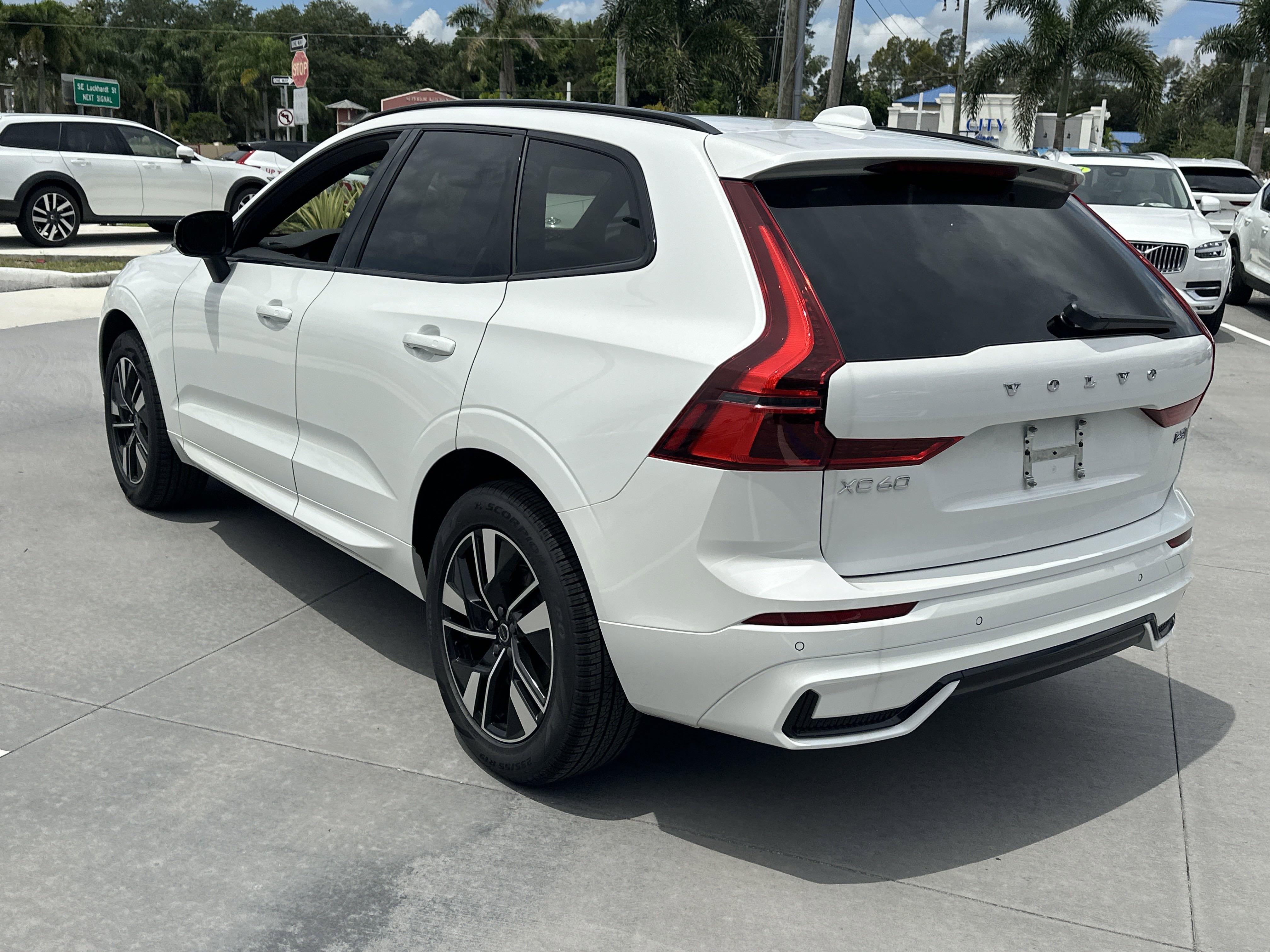 2026 Volvo XC60 B5 Core photo 7